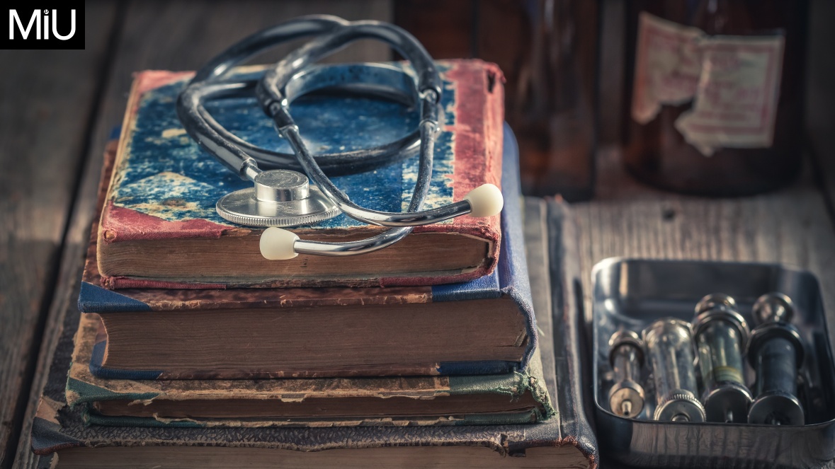 낡은 의학 서적과 청진기