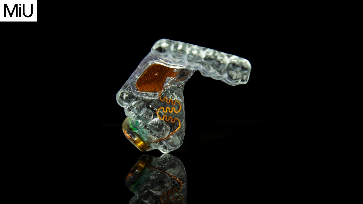 혀로 문지르는 트랙패드