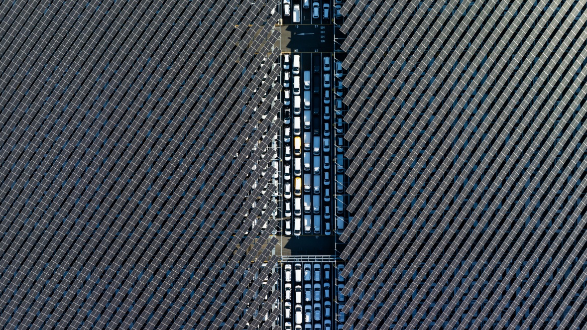 대형 주차장 지붕에 설치된 태양전지판