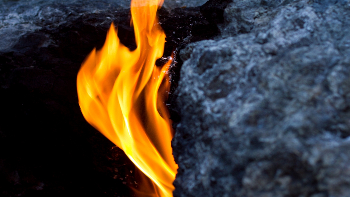 튀르키예 키메라산에서 자연 분출되는 가스가 불타는 모습