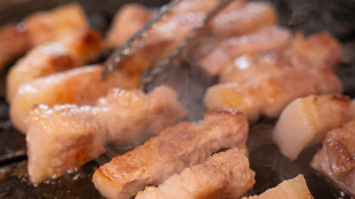 맛있게 고기를 굽는 모습