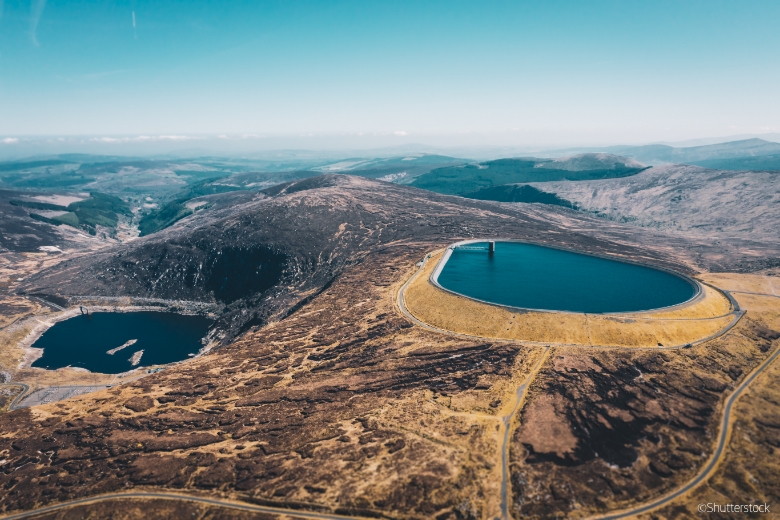 두 개의 저수지를 필요로 하는 양수발전의 개념을 잘 보여주는 사진. 아일랜드의 털로 힐Turlough Hill 양수발전소.