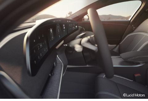 Hankook & Company – 5K 해상도의 커브드 디스플레이.