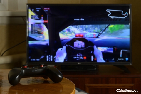 The film Gran Turismo depicts the true story of a boy who started by playing racing games at home and eventually became a professional driver.