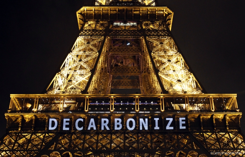 2015년 파리에서 열린 세계기후변화회의의 일환으로 에펠탑에 ‘탈탄소화DECARBONIZE’라는 슬로건을 투사한 모습.
