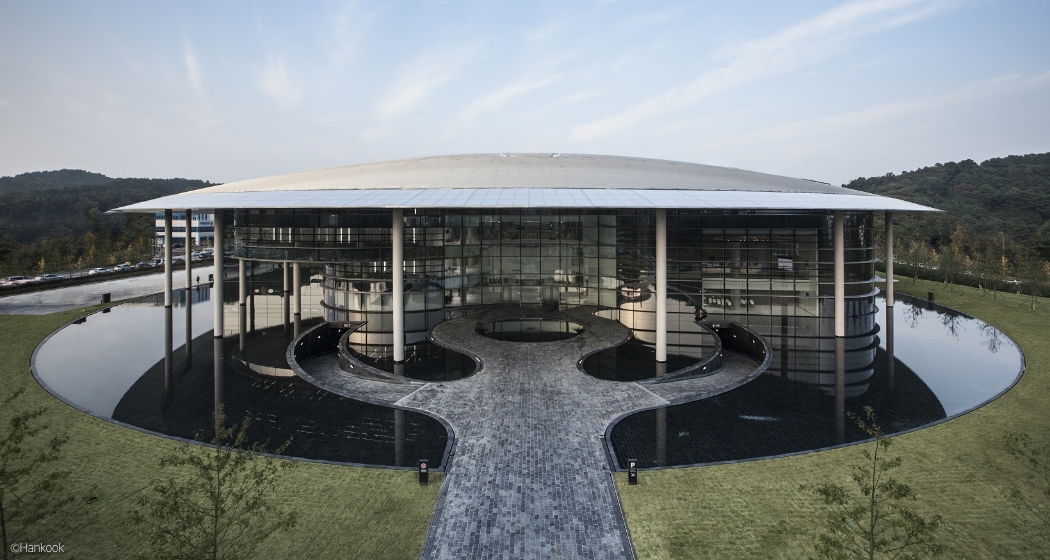 한국타이어앤테크놀로지의 글로벌 R&D 허브 한국테크노돔은 ‘에너지 및 환경 디자인 리더십LEED’의 골드Gold 인증을 받은 친환경 건물이다.
