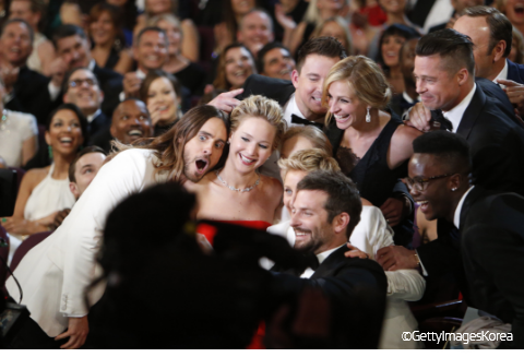 Hankook & Company – Photo: Ellen DeGeneres taking a selfie with fellow actors at the 2014 Academy Awards.